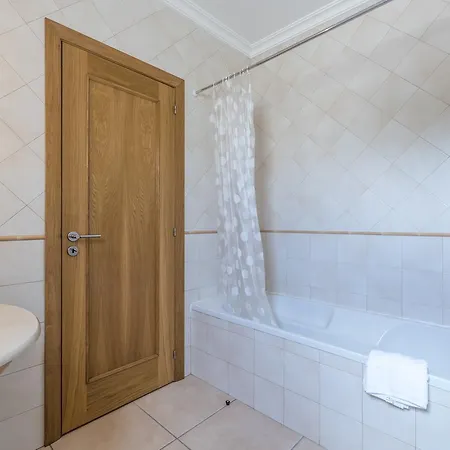 Checkincheckout Villamoura With Private Pool 度假居